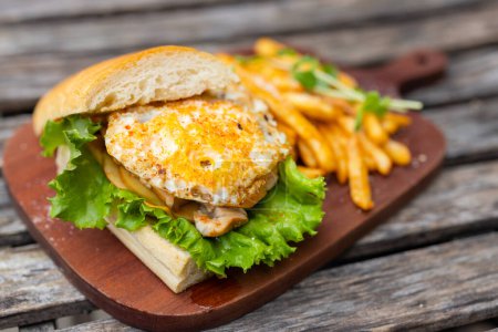 Téléchargez les photos : Sandwich aux œufs grillés et frites - en image libre de droit
