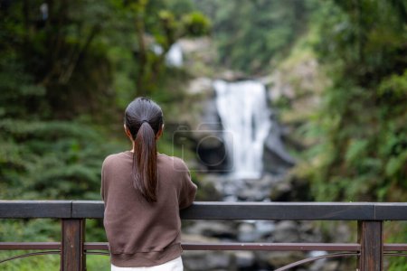 Foto de Mujer ir de excursión en neidong área de recreación forestal nacional en Taiwán - Imagen libre de derechos