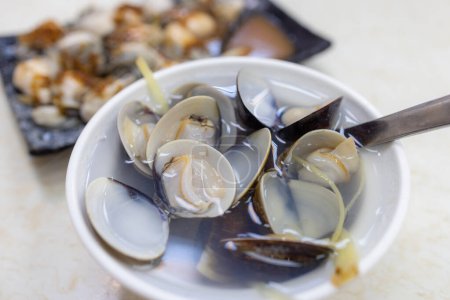 Téléchargez les photos : Nourriture de rue taïwanaise avec soupe de palourdes et huîtres - en image libre de droit