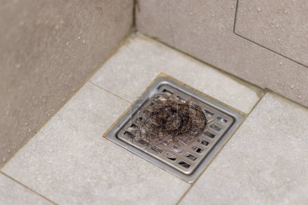 Foto de Clogged y tuberías sucias alcantarillado desagüe del piso en el baño - Imagen libre de derechos