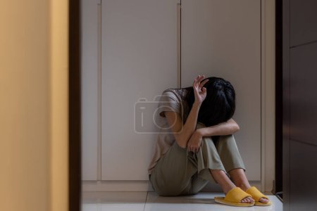 Téléchargez les photos : Femme désespérée s'asseoir sur le sol et se sentir si triste - en image libre de droit