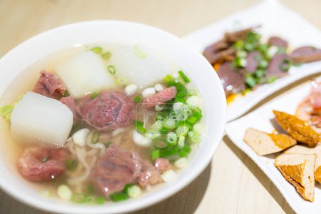 Téléchargez les photos : Soupe au boeuf et nouilles au tofu - en image libre de droit