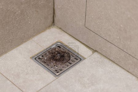 Foto de Clogged y tuberías sucias alcantarillado desagüe del piso en el baño - Imagen libre de derechos
