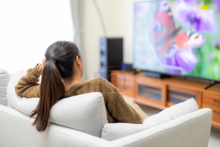 Foto de Mujer ver la televisión en casa - Imagen libre de derechos
