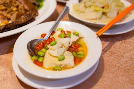 Foto de Tofu apestoso de estilo chino con muchos otros platos en el restaurante - Imagen libre de derechos