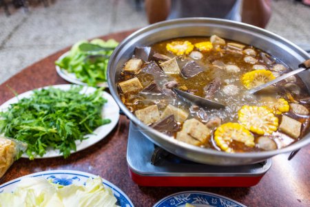 Foto de Cocina taiwanesa jengibre pato sopa olla caliente - Imagen libre de derechos