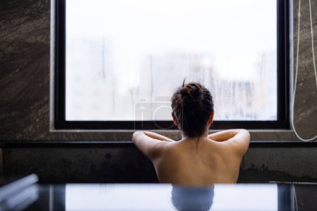 Téléchargez les photos : Femme profiter onsen dans la baignoire - en image libre de droit