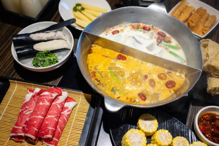 Téléchargez les photos : Hot pot taïwanais au restaurant avec deux saveurs - en image libre de droit