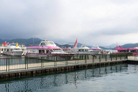 Téléchargez les photos : Nantou, Taiwan - 17 octobre 2022 : Quai de jetée dans le lac de lune de soleil à Taiwan - en image libre de droit