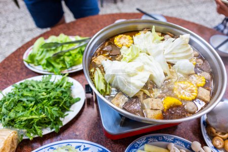 Téléchargez les photos : Cuisine taïwanaise soupe de canard au gingembre chaud - en image libre de droit