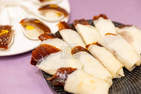 Foto de Envoltura de pato de Pekín asado con plato de pan en el restaurante Taiwán - Imagen libre de derechos