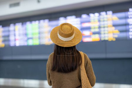 Téléchargez les photos : Voyage femme à l'aéroport - en image libre de droit