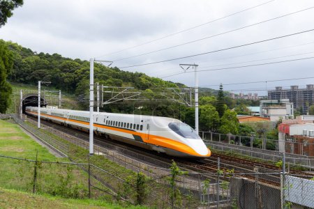 Téléchargez les photos : Taïwan - 31 mars 2023 : Taïwan voyage en train à grande vitesse dans les campagnes de Taïwan - en image libre de droit