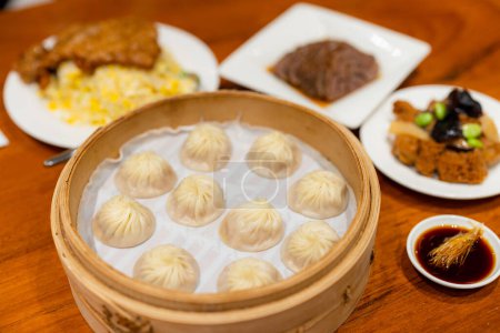 Téléchargez les photos : Style chinois xialongbao cuit à la vapeur dans le restaurant - en image libre de droit