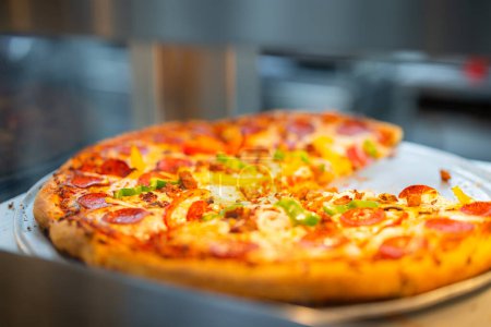 Foto de Pizza con queso y pepperoni con pimienta - Imagen libre de derechos