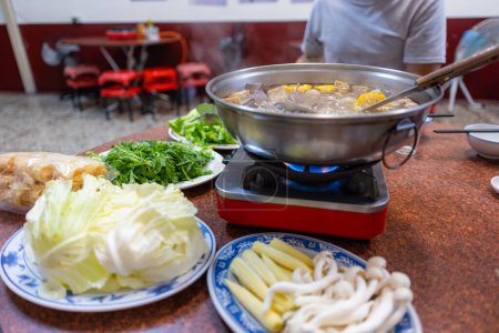 Téléchargez les photos : Cuisine taïwanaise soupe de canard au gingembre chaud - en image libre de droit