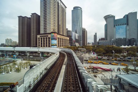 Téléchargez les photos : Taiwan - 28 décembre 2022 : Le train traverse la ville de Taipei - en image libre de droit