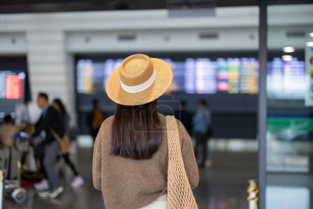 Téléchargez les photos : Voyage femme à l'aéroport - en image libre de droit
