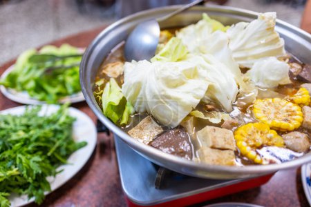 Foto de Cocina taiwanesa jengibre pato sopa olla caliente - Imagen libre de derechos