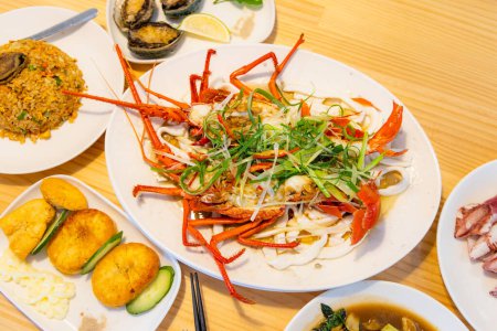 Téléchargez les photos : Plats de fruits de mer de style chinois au restaurant - en image libre de droit