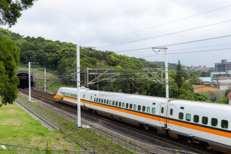 Foto de Taiwán - 31 de marzo de 2023: Taiwan High Speed Rail viaja por el campo en Taiwán - Imagen libre de derechos