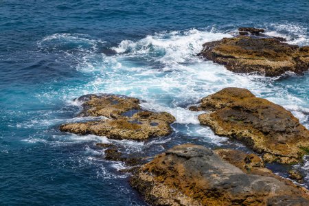 Foto de Las olas del mar chocan contra la roca - Imagen libre de derechos