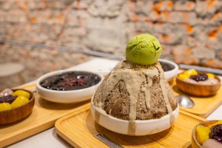 Téléchargez les photos : Dessert glacé rasé à la crème glacée - en image libre de droit