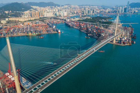 Foto de Kwai Tsing, Hong Kong - 21 de febrero de 2020: Vista superior del puerto terminal de carga de Hong Kong - Imagen libre de derechos
