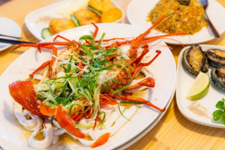 Foto de Mariscos de estilo chino platos arreglados en el restaurante - Imagen libre de derechos