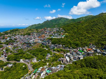 Téléchargez les photos : Vol de drone au-dessus du village de Taiwan Jiufen - en image libre de droit