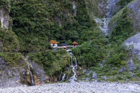 Téléchargez les photos : Changchun temple in Taroko National Park in Hualien - en image libre de droit