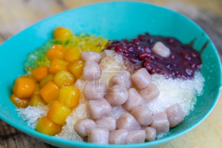 Téléchargez les photos : Taiwanese dessert shaved ice with taro and red bean - en image libre de droit
