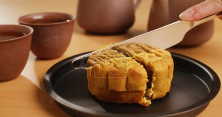 Téléchargez les photos : Gâteau chinois traditionnel pour la fête de la mi-automne - en image libre de droit