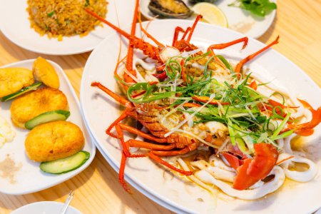Téléchargez les photos : Plats de fruits de mer de style chinois au restaurant - en image libre de droit