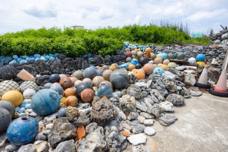 Foto de Abandonar la bola flotante con piedra de roca de coral - Imagen libre de derechos