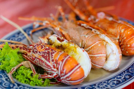 Téléchargez les photos : Plat de fruits de mer au homard cuit à la vapeur au restaurant - en image libre de droit
