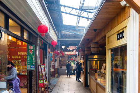 Téléchargez les photos : Fenqihu, Taiwan - 13 février 2023 : Les gens visitent le patrimoine Old Street dans la ville de Fenqihu située dans les montagnes Alishan à Taiwan - en image libre de droit