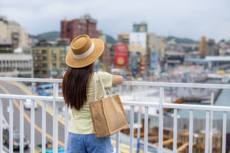 Téléchargez les photos : Femme touristique regarder la mer à Keelung de Taiwan - en image libre de droit