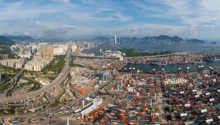Foto de Vista superior del puerto terminal de carga en la ciudad de Hong Kong - Imagen libre de derechos