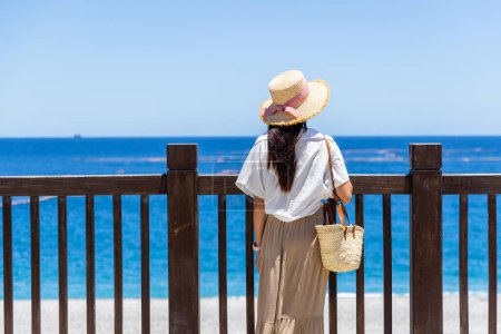 Foto de Mujer turista mira la playa del mar - Imagen libre de derechos