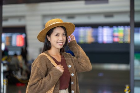 Téléchargez les photos : Une touriste va voyager à l'aéroport - en image libre de droit