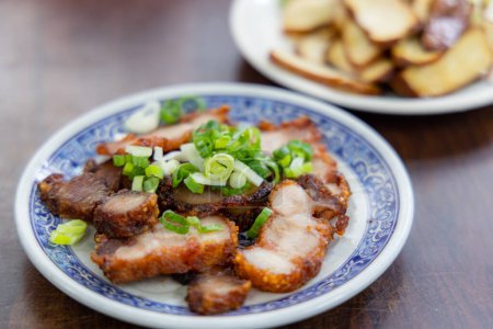 Téléchargez les photos : Viande de porc croustillante dans l'assiette - en image libre de droit