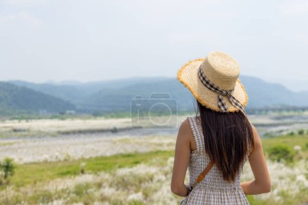Téléchargez les photos : Voyage femme regarder la montagne Huoyan à Taichung de Taiwan - en image libre de droit
