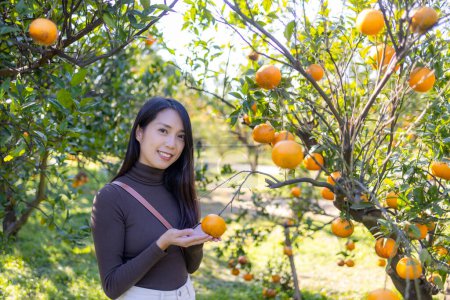 Foto de Mujer visita granja oranger orgánica - Imagen libre de derechos