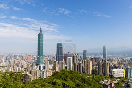 Foto de Taipei, Taiwán - 10 de abril de 2023: Taipei city skyline - Imagen libre de derechos