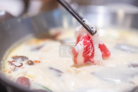 Téléchargez les photos : Taïwan soupe épicée de sang de canard chaud pot avec tranche de boeuf - en image libre de droit