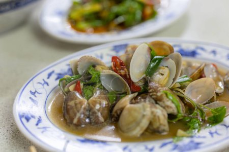 Téléchargez les photos : Asian fry clam dish in restaurant - en image libre de droit