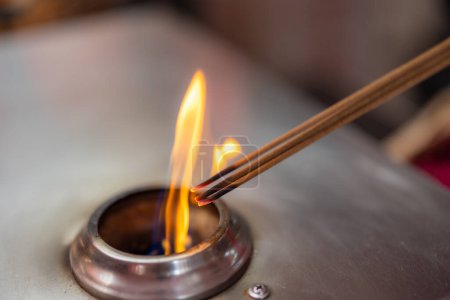 Téléchargez les photos : Brûler de l'encens sur la cuisinière à gaz - en image libre de droit