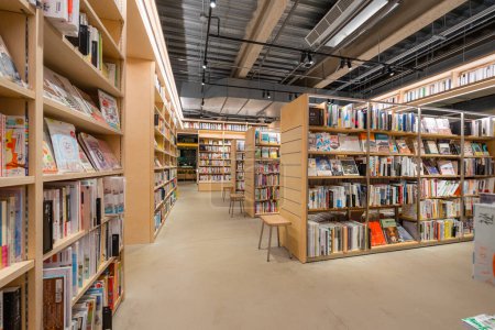 Téléchargez les photos : Taiwan - 04 mai 2023 : A l'intérieur de la librairie Tsutaya dans la ville de Taoyuan - en image libre de droit