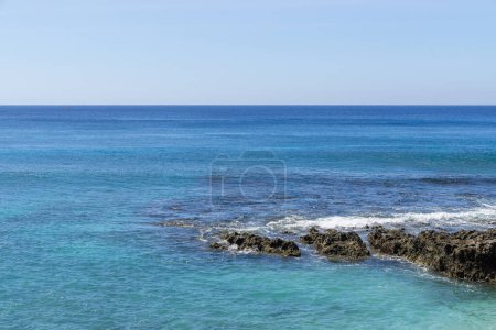 Foto de Hermoso mar y costa en un día soleado - Imagen libre de derechos